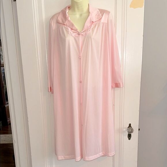 Vanity Fair Pink Nylon Short Robe  with 3/4 sleeves with Floral embellishments - Picture 1 of 8